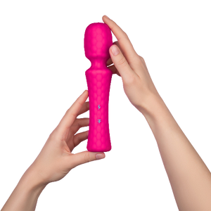 Wand-vibrator-i-Femme-Funn-UltraWand-in hand / Pink