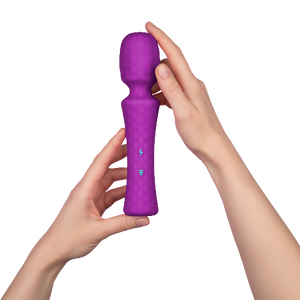 Wand-vibrator-i-Femme-Funn-UltraWand-in Hand / Purple
