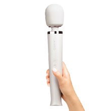 Wand-vibrator-i-le-wand-massager-in hand